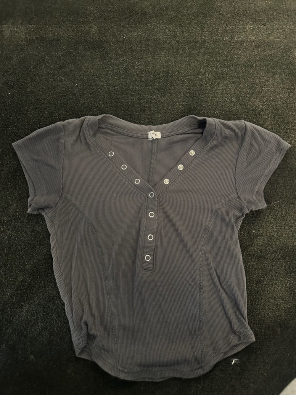 Garage charcoal, gray Ribbed Snap-Button V-Neck Crop Top - Picture 2 of 4